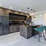 Carmen - Luxury 2-bedroom - Downtown *
