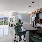 Carmen - Luxury 2-bedroom - Downtown Apartment