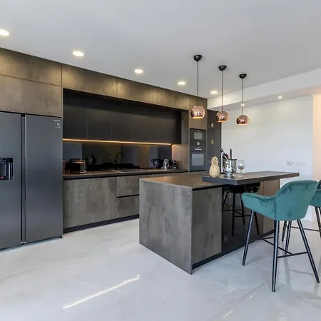 Carmen - Luxury 2-bedroom - Downtown *