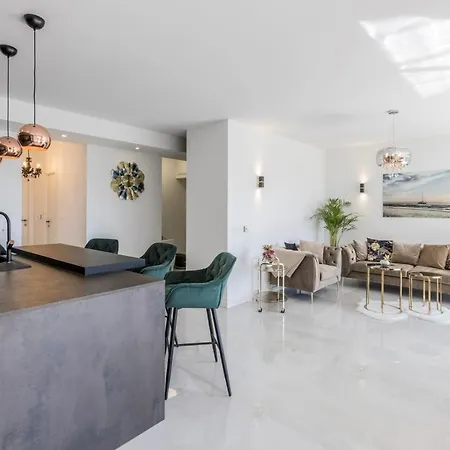 Carmen - Luxury 2-bedroom - Downtown Apartment Split
