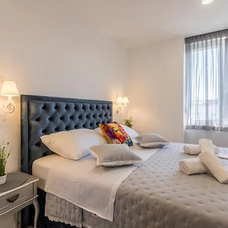 Carmen - Luxury 2-bedroom - Downtown Apartment Split